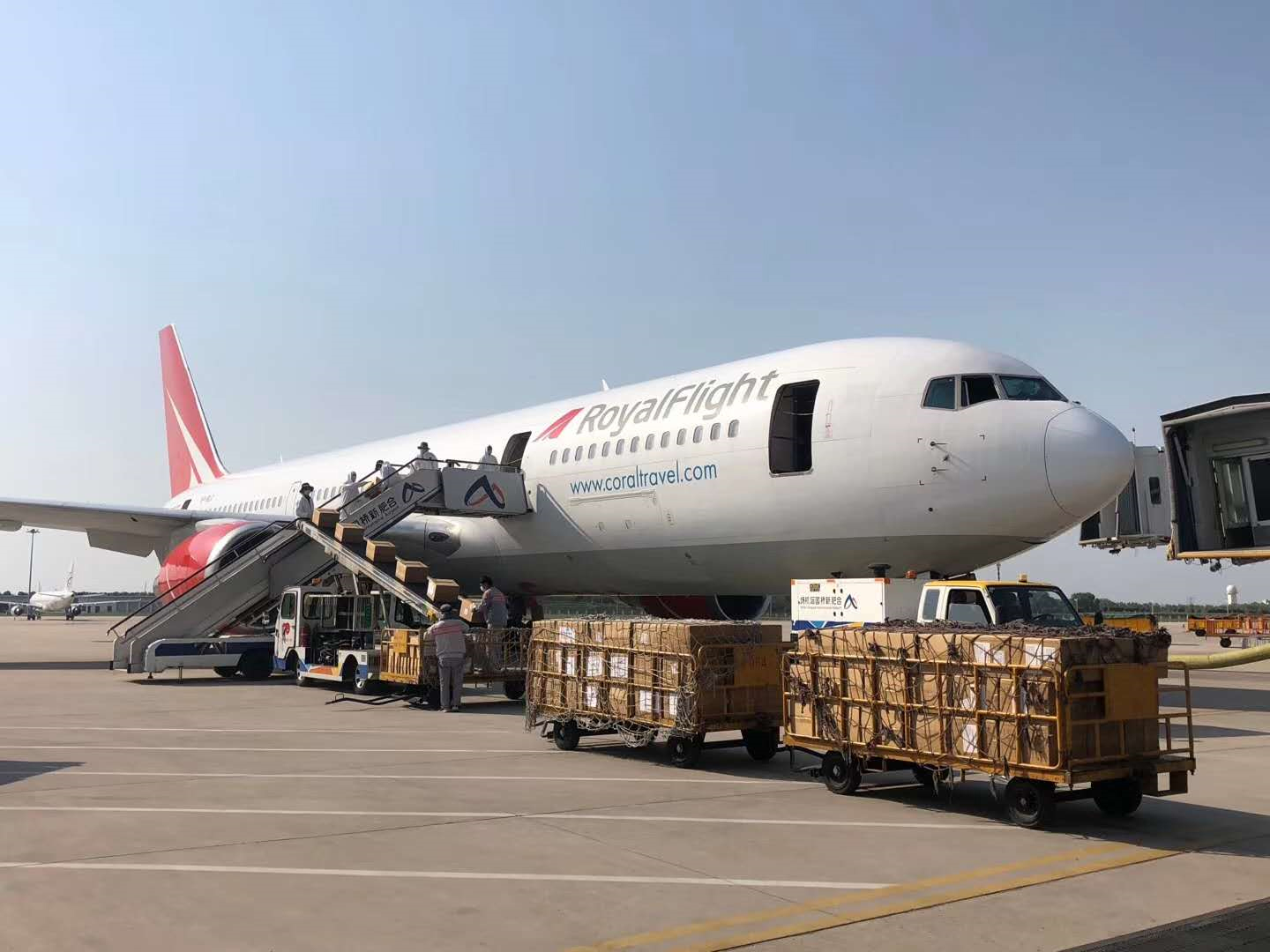 航空物流又稱飛機(jī)運(yùn)輸，是以飛機(jī)為運(yùn)輸工具，在有航空線路和機(jī)場的情況下運(yùn)輸貨物的一種運(yùn)輸方式。在我國運(yùn)輸業(yè)中，航空運(yùn)輸仍然占全國運(yùn)輸量的比重相對較小，主要承擔(dān)遠(yuǎn)程客運(yùn)的使命。隨著物流的快速發(fā)展，航空運(yùn)輸(圖1)